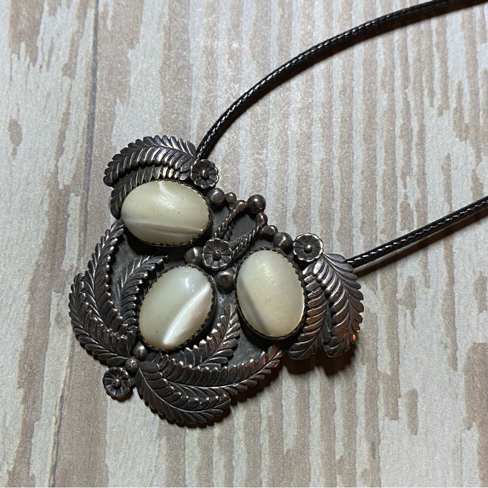 Vintage native southwest sterling silver mother of pearl necklace